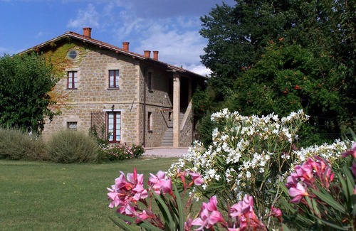 Torgiano Apartment | Apartments with swimming pool near Assisi. WIFI, organic garden and complimentary wine.