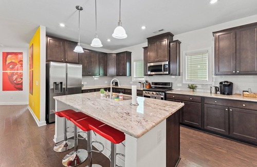 Apex House | Apex Luxury 4BR Near Lake - Movie Room & Sleeps 14