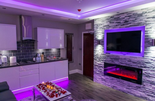 Huddersfield Apartment | Aphrodite Suites The Opulance Hot Tub Spa Suite