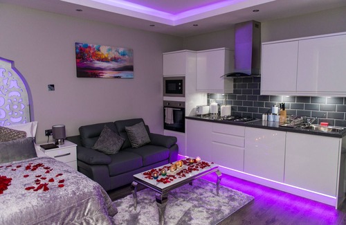 Huddersfield Apartment | Aphrodite Suites The Opulance Hot Tub Spa Suite