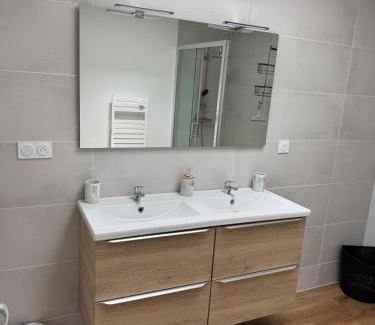 Labastide-d'Anjou Apartment | Apparently cozy - wifi - Netflix - air-conditioned