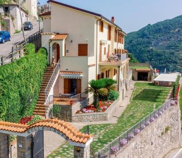 Scala Apartment | Appartamento Anna in Villa Laura