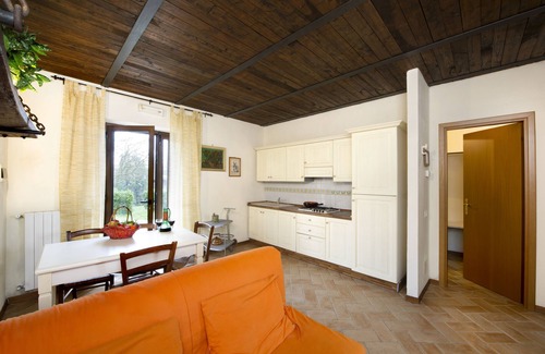 Acquasparta Apartment | Appartamento in Casale che si Fonde con il Giardino e Piscina con Idromassaggio