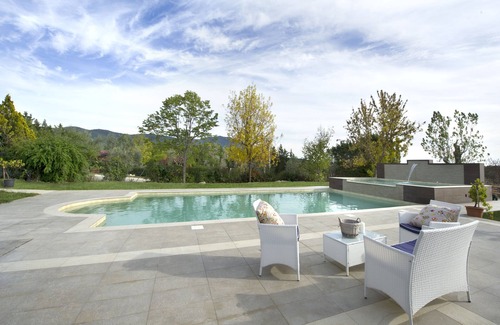 Acquasparta Apartment | Appartamento in Casale che si Fonde con il Giardino e Piscina con Idromassaggio