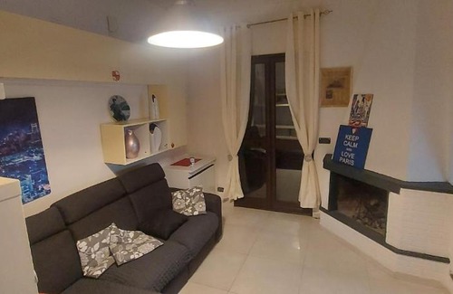 Aci Sant'Antonio House | Appartamento suite deluxe climatiz cucina giardino wifi smart tv amazon prime video inclusi