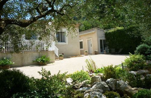 Robion House | Appartem. air-conditioned 60 m² at the foot of the Luberon & breathtaking view of the well-kept garden