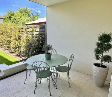 Saint-Julien-les-Villas Apartment | Appartement terrasse et jardin
