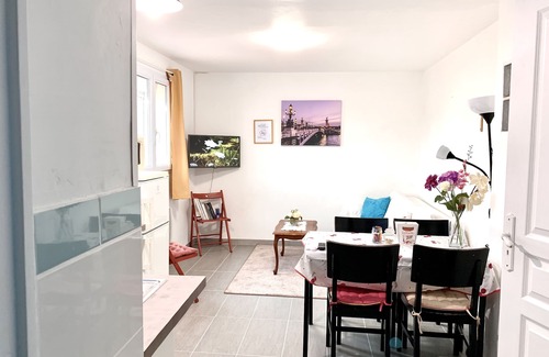 Pontault-Combault House | Appartement 2 Jolies Chambres +Salon Cuisine - errasse 20min PARIS-DISNE YLAND