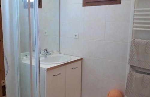 Albiez-le-Vieux Apartment | Appartement 2* spacieux au 2ème étage, centre village, proche commerces et pistes, gamme "Confortable" - FR-1-618-7