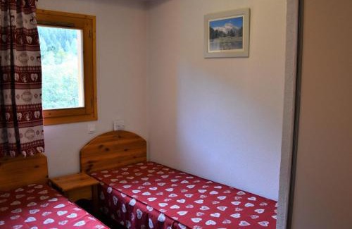 Pralognan-la-Vanoise Apartment | Appartement cosy avec balcon, 300m du centre, proche commerces et pistes, piscine chauffée - FR-1-464-157