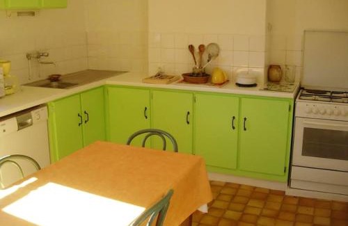 Chataigneraie Cantalienne Apartment | Appartement confortable au cœur de Vitrac - 40 m² - Vue sur jardin