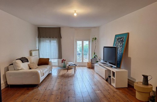 Saint-Pierre-de-Juillers Apartment | Appartement du pilori centre ville