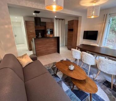 Ormoy-la-Riviere Apartment | Appartement dans Domaine avec piscine et clim