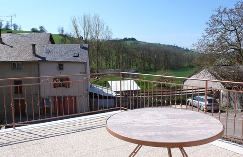 Lanuejols Apartment | Appartement , Dans une Ancienne Maison de Village Rénovée, Avec une Terrasse