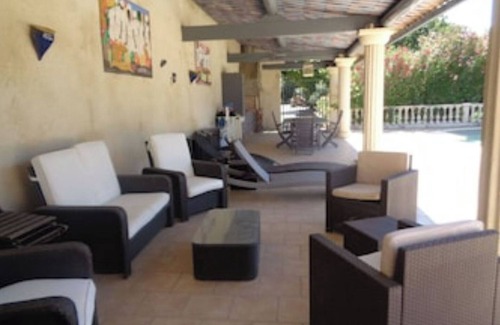 Jonquieres Apartment | Appartement de caractère dans un mas provençal