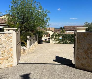 Pont-Saint-Esprit Apartment | Appartement duplex meublé avec vue sur piscine