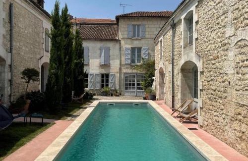 Angouleme Apartment | Appartement historique avec piscine, salle de jeux, et jardin - idéal famille et amis - FR-1-653-261