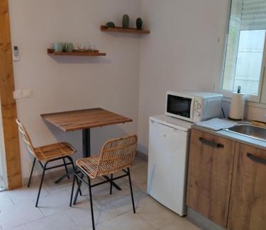 Cannes-et-Clairan Apartment | appartement indépendant f2 avec terrasse et jardin