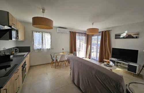 Lucciana Apartment | Appartement moderne à Lucciana avec terrasse ensoleillée.
