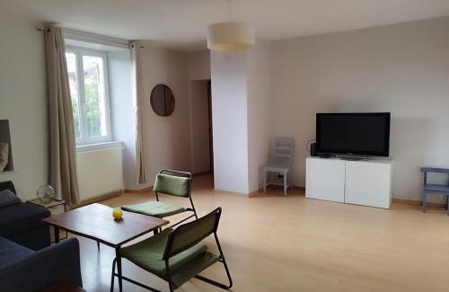 La Celle-sous-Gouzon Apartment | Appartement pour 7 personnes dans une maison du XVIIIème siècle à Livinhac-Le-Haut