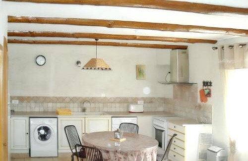 Monteux Apartment | Appartement spacieux à Monteux avec piscine partagée