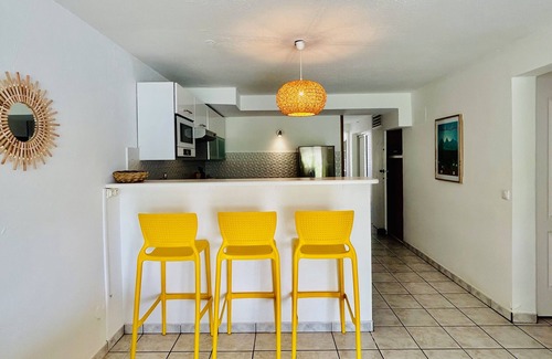 Pointe du Bout Apartment | Appartement sur le bord de la mer avec piscine partagée.
