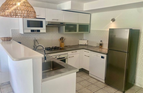 Pointe du Bout Apartment | Appartement sur le bord de la mer avec piscine partagée.