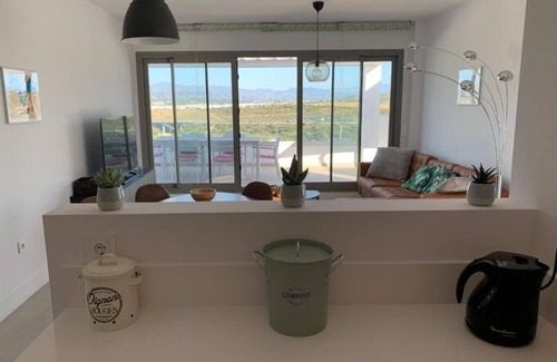 Caleta de Velez Apartment | Appartement voor 4 personen met ruim terras en zicht op bergen en zee.