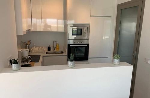 Caleta de Velez Apartment | Appartement voor 4 personen met ruim terras en zicht op bergen en zee.