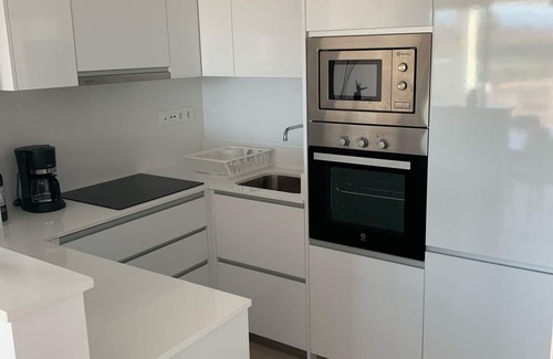 Caleta de Velez Apartment | Appartement voor 4 personen met ruim terras en zicht op bergen en zee.