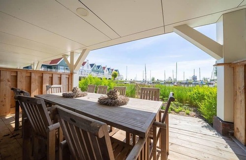 Uitdam House | Appartment with 4 bedrooms, 3 bathrooms and 2 balconies