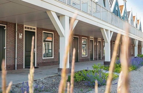 Uitdam House | Appartment with 6 bedrooms, 3 bathrooms and 2 balconies
