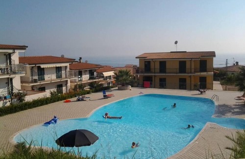 Scalea Apartment | Appartment with communal swimming pool, perfect for couples
