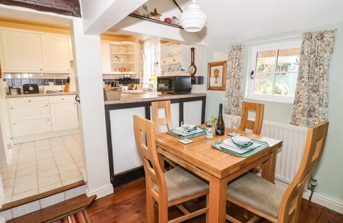 Harvington Cottage | APPLE TREE COTTAGE, character holiday cottage in Harvington