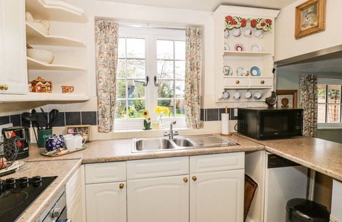 Harvington Cottage | APPLE TREE COTTAGE, character holiday cottage in Harvington
