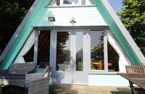 Corton Cottage | APPLE TREE LODGE, pet friendly, with a garden in Gillingham