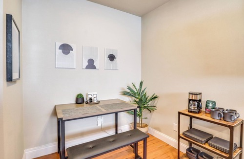 Bull Mountain Apartment | Apt 10 Mi to Portland: Walk to Bus Stop!