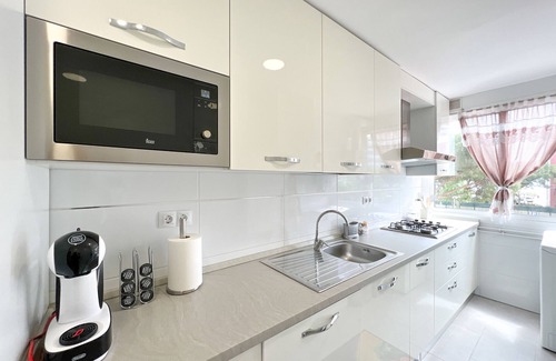 Santa Susanna Apartment | Apt 2 pax on the Santa Susanna promenade. Community pool and garden, free wifi and air conditioning in the living room. Excellent location, 3 min from the beach, shops, bars and restaurants. Lively area! Vivalidays Lora.