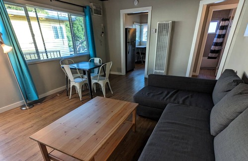 Logan Heights Apartment | Apt #3, 2 bedroom /1 bathroom, 8 min to Downtown!