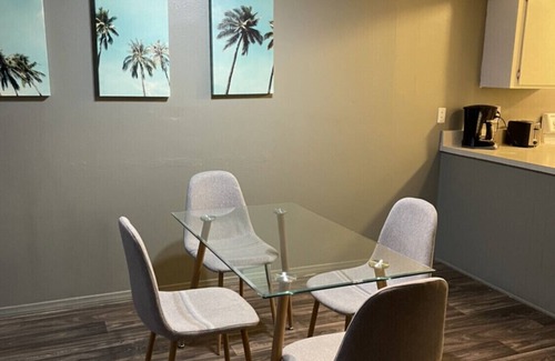 Historic Tennis Club Apartment | Apt F- furnished 1bed/1bath upstairs with mountain view in Downtown Palm Springs