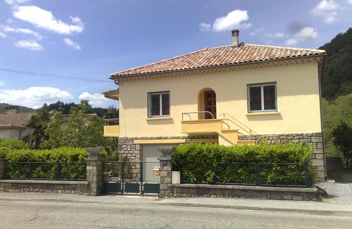 Vals-les-Bains House | Apt f2 on the ground floor of villa, garden, barbecue 450m from the town center and shops.