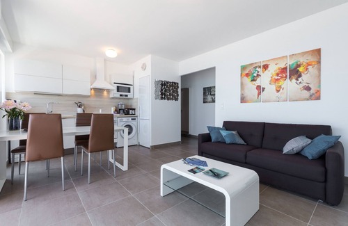 Cros-de-Cagnes Apartment | APT FRONT BEACH, TERRACE, ELEVATOR, AIR CONDITIONING, WIFI, FREE PRIVATE PARKING
