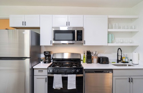 Mount Washington Apartment | Apt in Mt Washington, Minutes to Sheraton & City Skyline Views W/Pack'N Play