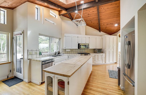 Aptos House | Aptos Home w/Decks & Hot Tub - 2 Mi to Beach!