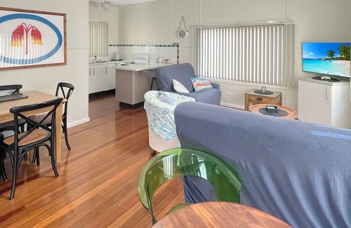 Lake Cathie House | Aqua Cottage - lakefront cottage with easy access to the beach
