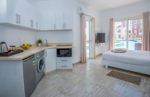 Al Ahyaa Apartment | Aqua Palms Swim-Up Apartment