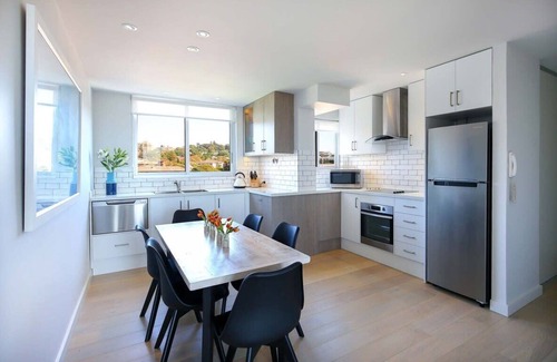 Bondi Beach Apartment | Aqua Vista Getaway - Walk to Bondi Beach