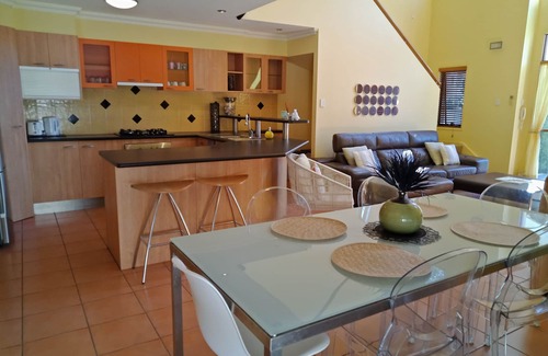 Labrador Villa | Aquatic Centre GC Marathon Sea WorldnDuplex 50 Metres to Beach, Surfers Paradise