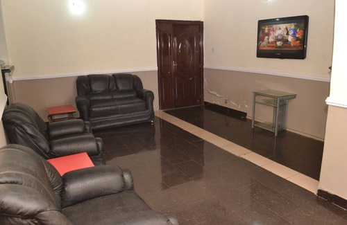 Surulere Bed & Breakfast | Aquatic Suites & Lounge