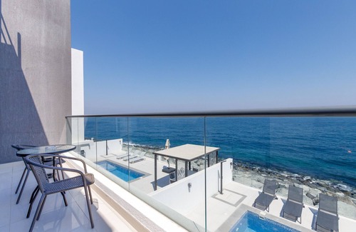 Sharm Villa | Arabian Gulf-Facing 4BR Villa with Two Assistant Room, Heated Pool and Barbecue Space, Al Dana Island, Fujairah